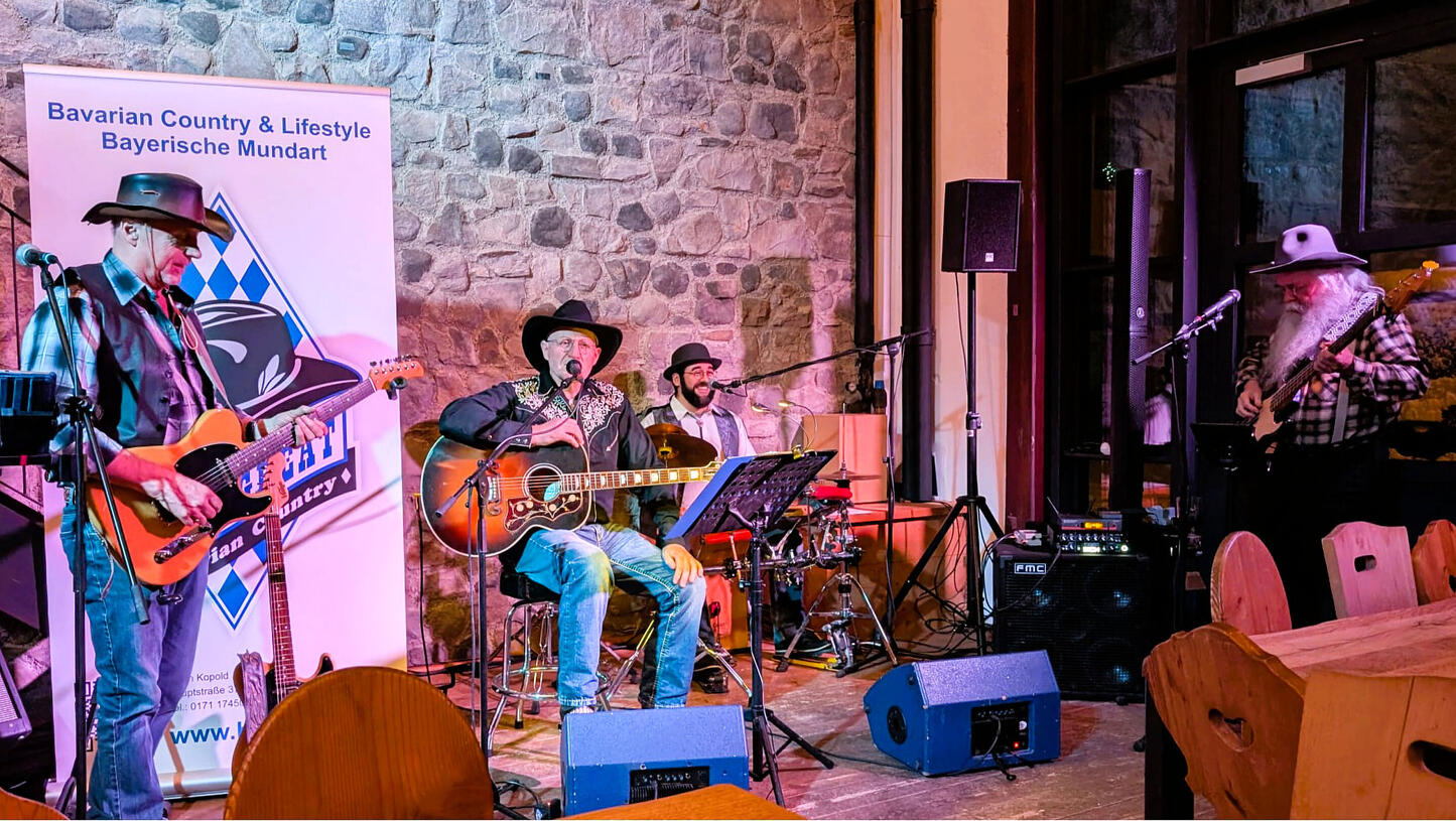 HolleGreat & Band: Erwin Kopold (HolleGreat, 2. v. l.), Hugo Zachas am Bass, Hans Benker an der E-Gitarre und Schlagzeuger Stefan Protze