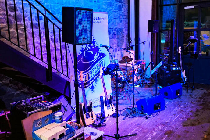 Die Bühne in der hauseigenen Brauerei des Sporthotels Wilder Kaiser in Oberaudorf